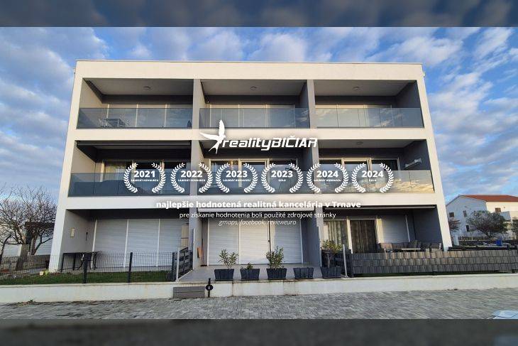 Třípodlažní rekreační apartmán ve městě Vrsi, na ulici Zukve s balkony a prosklenými zábradlími.