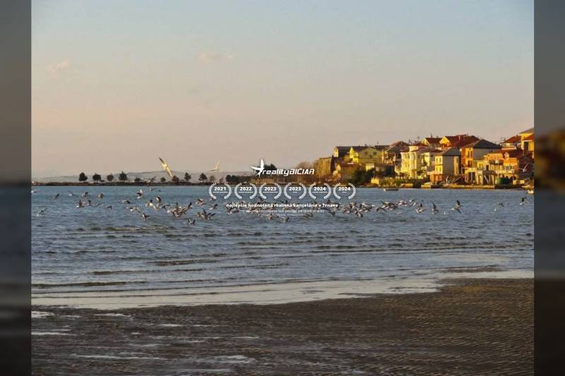 Na Ljubači jsou stovky racků a domy podél pobřeží.