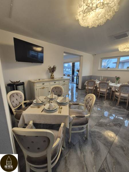 Hedvábná dekorace Gastro prostory s jídelním koutem, podlaha s dřevěným dekorem, jemné osvětlení.