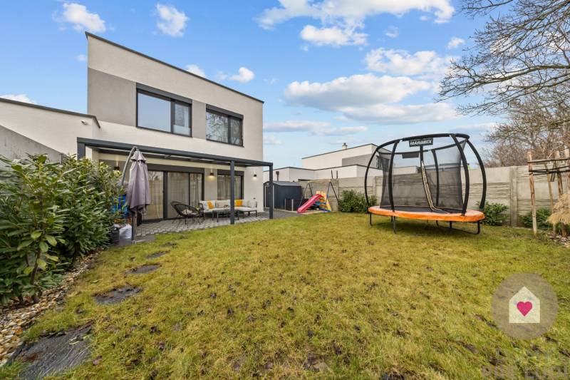 Zahrada 4pokojového bytu na Topoľové ulici v Rovince s trampolínou a terasou.