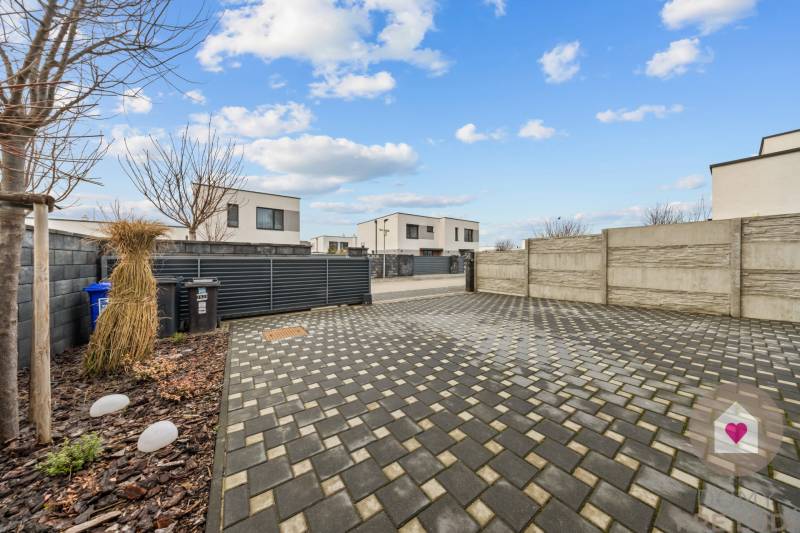 Pohled na vstupní prostor 4pokojového bytu na Topolové ulici v Rovince.