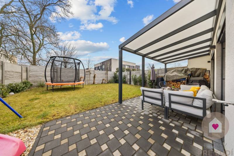 Zahrada u 4pokojového bytu na Topoľové ulici v Rovince s terasou a trampolínou.