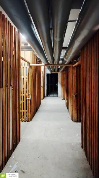 Sklepní prostory s dřevěnými příčkami a potrubím ve 3-pokojovém bytě.