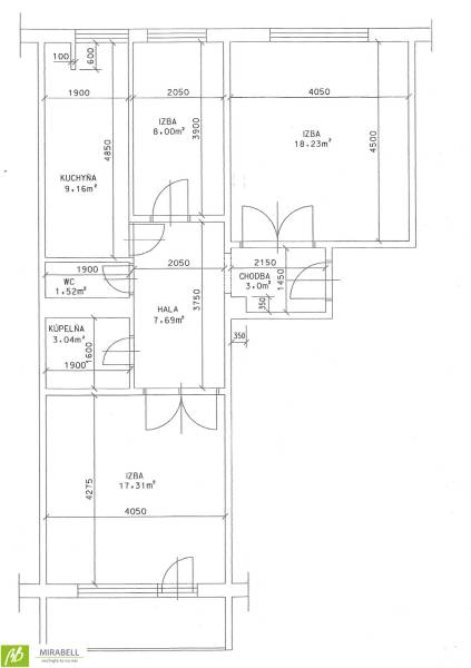 Půdorys 3-pokojového bytu s kuchyní, halou, koupelnou a chodbou.