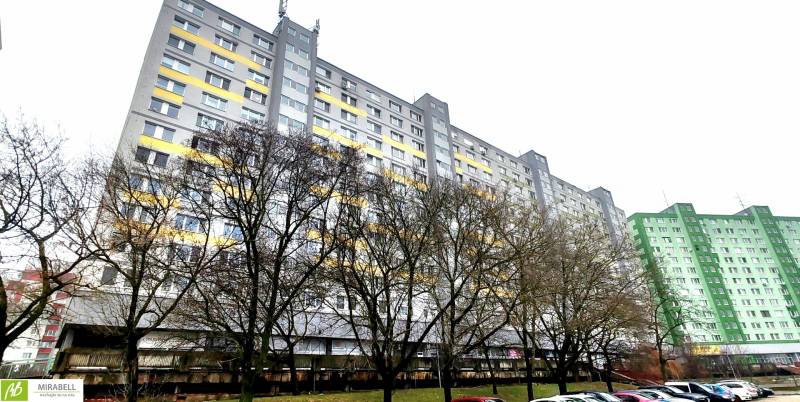 Pohled na panelový dům na Znievské ulici v Bratislavě - Petržalce.