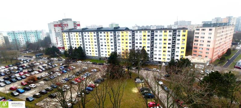 Bytové paneláky na Znievskej ulici v Bratislavě - Petržalce s parkovištěm.