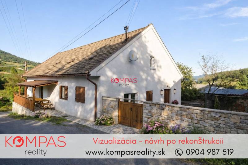 Dům u cesty s dřevěnou terasou a květinami v obci Vígľašská Huta-Kalinka.