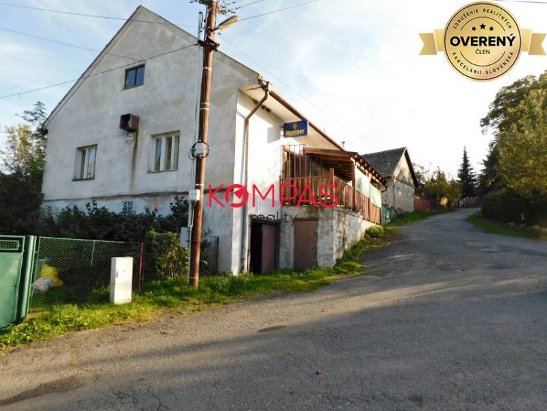 Obchodní prostory v obci Vígľašská Huta-Kalinka u cesty, starší dvoupodlažní dům.