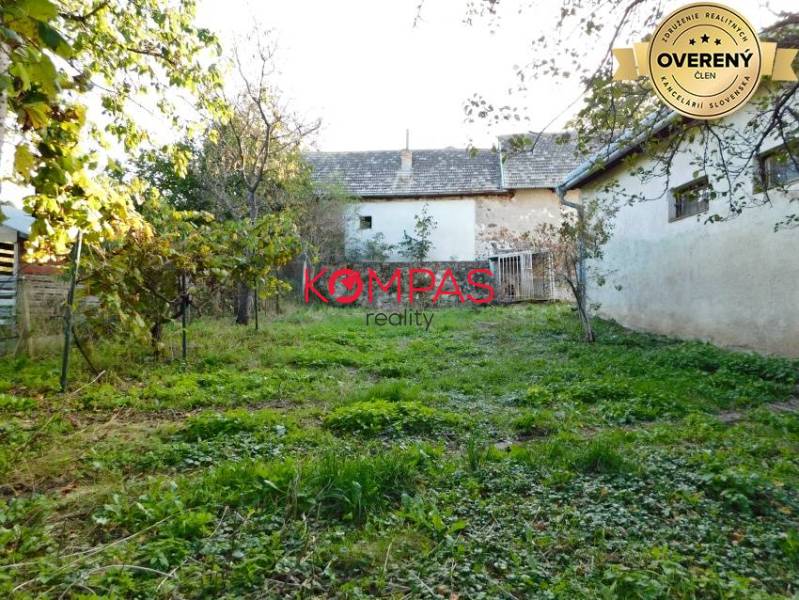 Zahrada a starší budovy v obchodních prostorech Vígľašské Huty-Kalinky.