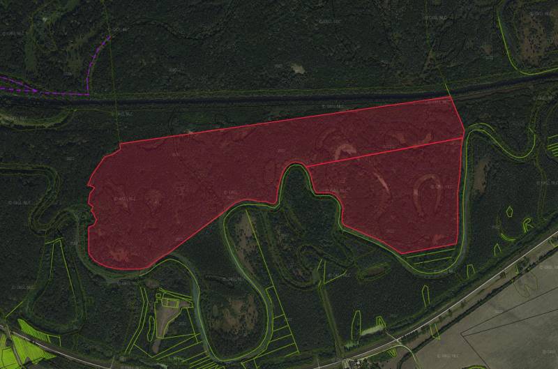 Letecký pohled na zemědělské a lesní pozemky v okolí města Boľ.