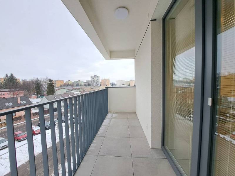 Balkon v Popradu z 2-pokojového bytu s výhledem na okolní budovy.