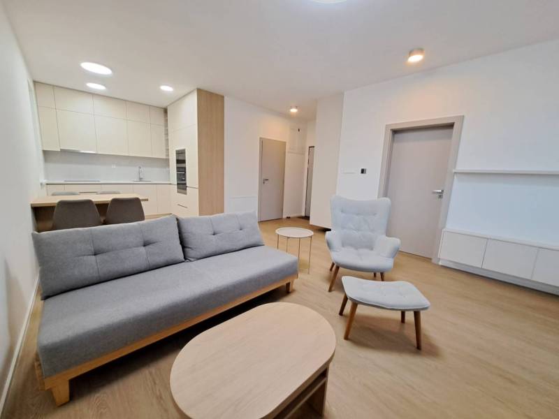 Stylový obývací prostor v 2pokojovém bytě s podlahou s dřevěným dekorem.