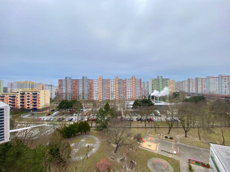 Petržalka, Gessayova: Výhled na sídliště s výškovými bytovými domy a parkem v Bratislavě.