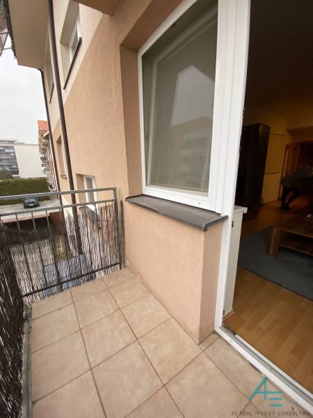 Balkon 2-pokojového bytu na Dlouhé ulici v Stupavě s keramickou dlažbou.