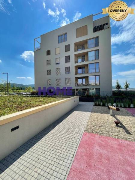 Bytový komplex na Zdenky Schelingové v Bratislavě, Devínska Nová Ves, se zelení a hřištěm.