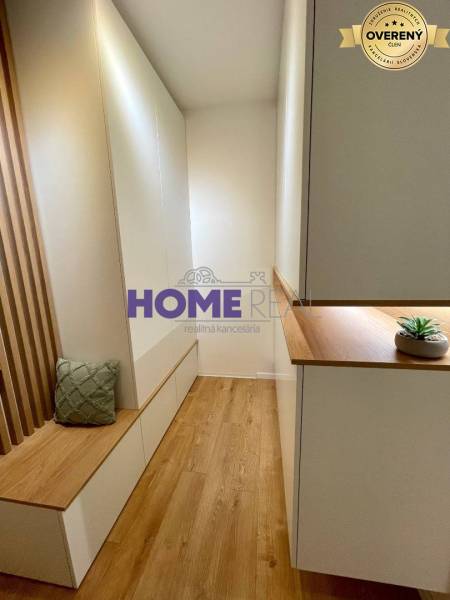 Útulný interiér 3-pokojového bytu s podlahou s dřevěným dekorem a vestavěným nábytkem.