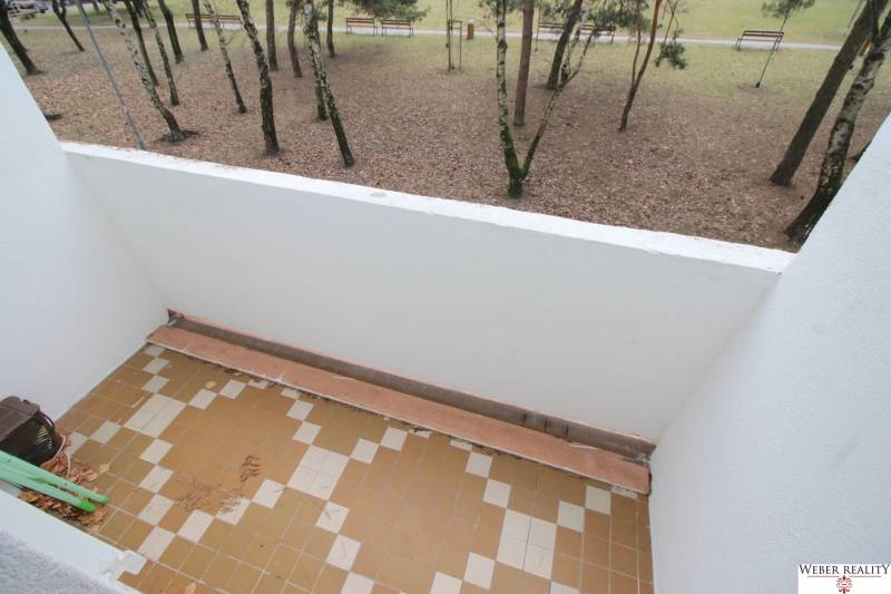 Balkon 3pokojového bytu na Cabanově ulici v Bratislavě-Dúbravce s výhledem na park.