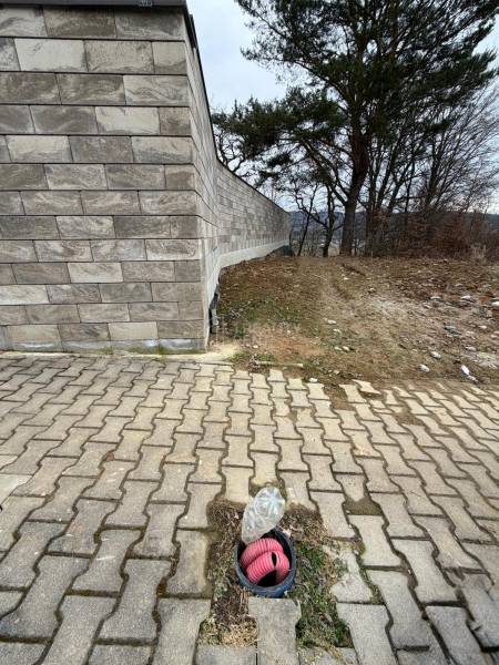 Zděný plot a betonová dlažba na pozemcích pro bydlení ve Velké Bytči.