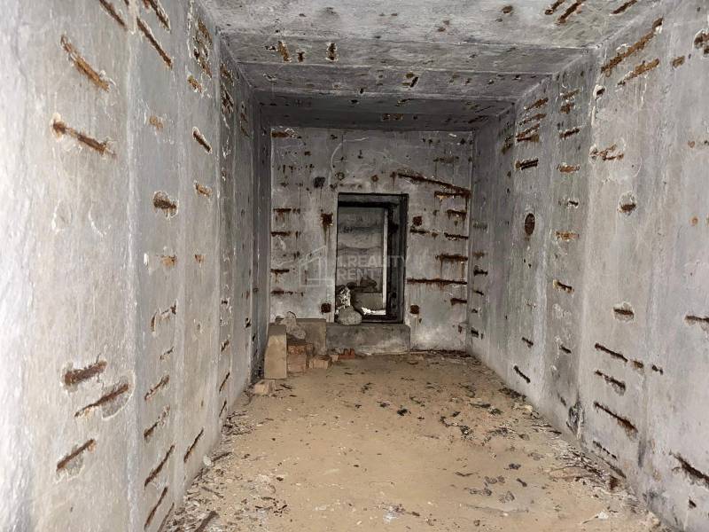 Opuštěná betonová místnost s oknem, Pozemky - bydlení, Velká Bytča, Bytča.