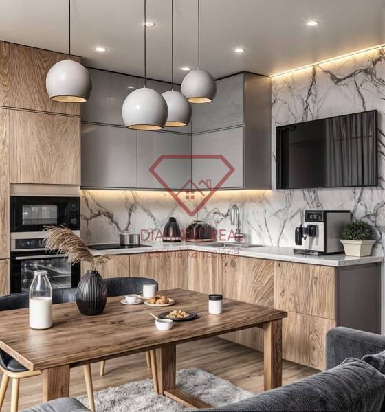 Kuchyně v 3-pokojovém bytě s podlahou s dřevěným dekorem a mramorovými stěnami.