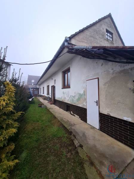 Rodinný dům na Náměstí 1. máje v Chtelnici s travnatým dvorem a zahradní zelení.