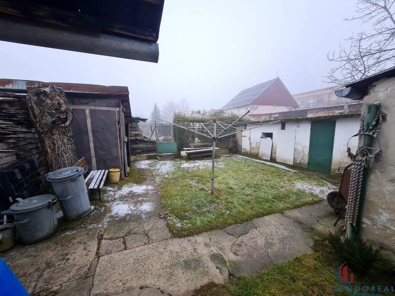 Rodinný dům v Chtelnici na Náměstí 1. máje se zahradou, kůlnou a odpadkovými kontejnery.