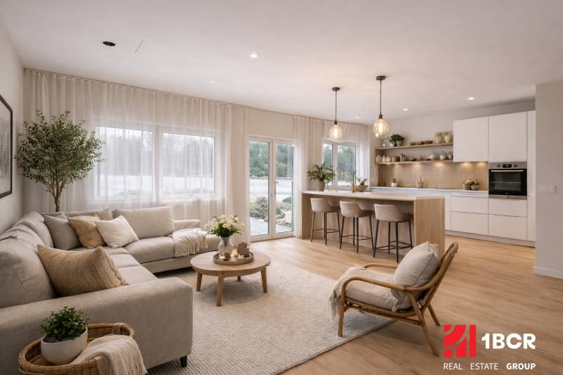 Obývací pokoj a kuchyň v rodinném domě s podlahou s dřevěným dekorem, pohodlným nábytkem.