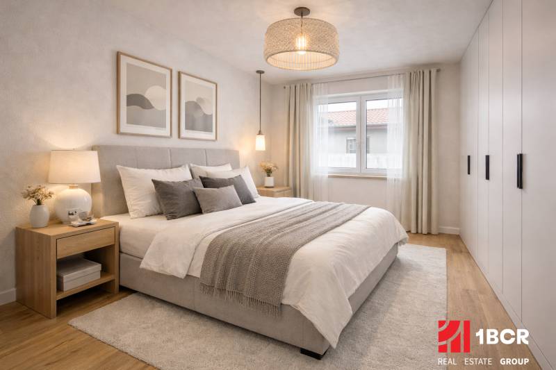 Světlá ložnice s velkou postelí, nočními stolky a podlahou s dřevěným dekorem v rodinném domě.