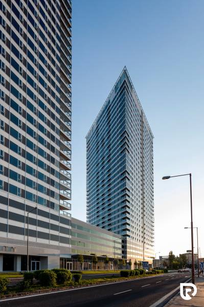 Moderní výškové budovy v Bratislavě - Starém Městě na Landererově ulici, u garáží.