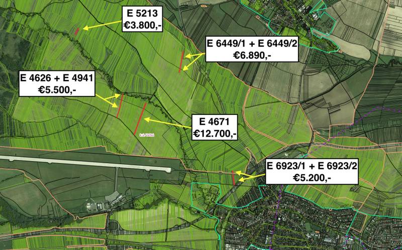 Letecký pohled na zemědělské a lesní pozemky v okolí města Poprad s cenami pozemků.