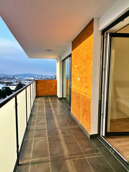Balkon 3-pokojového bytu s výhledem na Prešov, Solivarská 14, velké skleněné dveře.