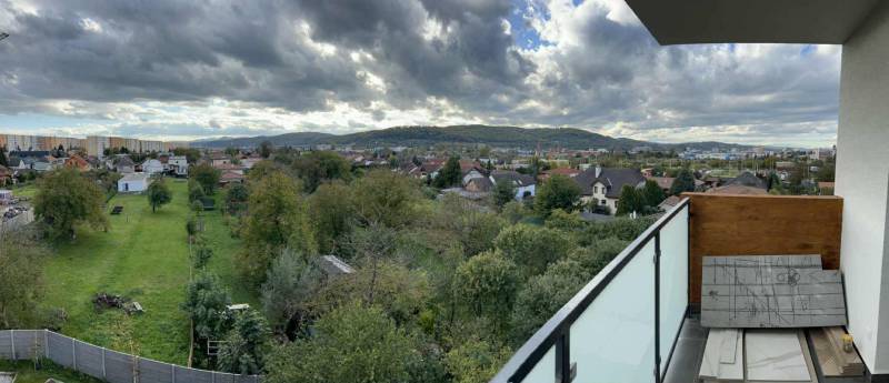 Výhled z balkonu na zeleň a domy v Prešově na Solivarské 14.