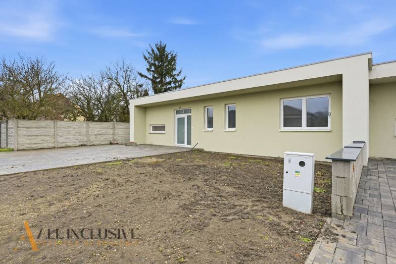 Rodinný dům na Čukárské Pake ve Velké Pake s prostorným pozemkem a terasou.