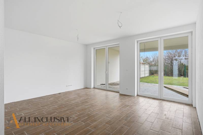 Pokoj v rodinném domě s podlahou s dřevěným dekorem a francouzskými okny.