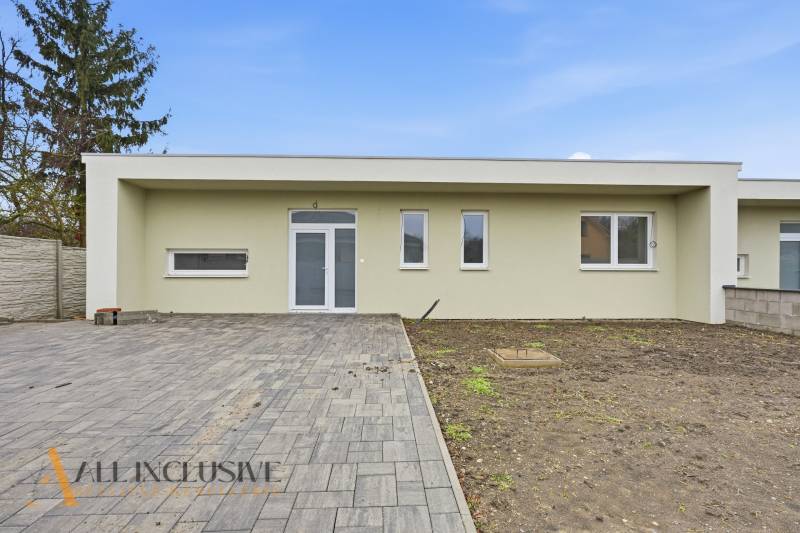 Rodinný dům v Čukárske Pake, Velká Paka, s vydlážděným prostorem a nenáročnou zahradou.