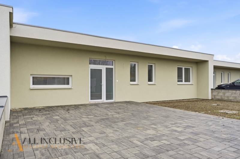 Rodinný dům na Čukárské Páce ve Velké Páce s vyztuženou betonovou plochou.