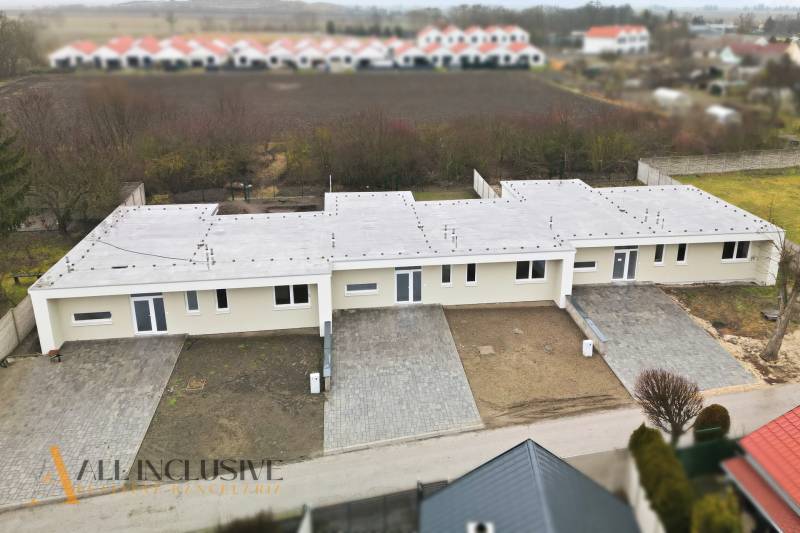 Rodinný dům na Čukárské Pake ve Velké Pake s dvory a parkovacími místy.