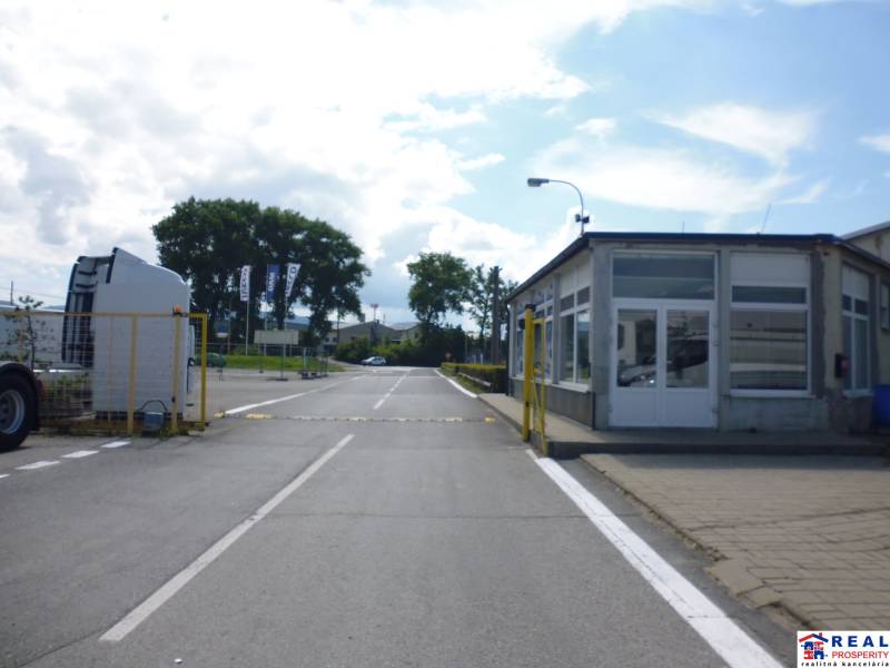 Vchod na Strojnícké ulici v Prešově, vedoucí ke skladům a halám.