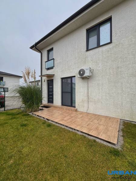 3pokojový byt na Kráľoviankách má terasu a travnatou plochu se šedou fasádou.