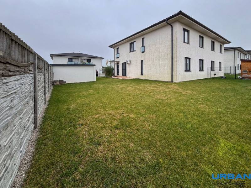 Exteriér 3-pokojového bytu na ulici Kráľovianky v Kráľoviankách s trávníkem a plotem.