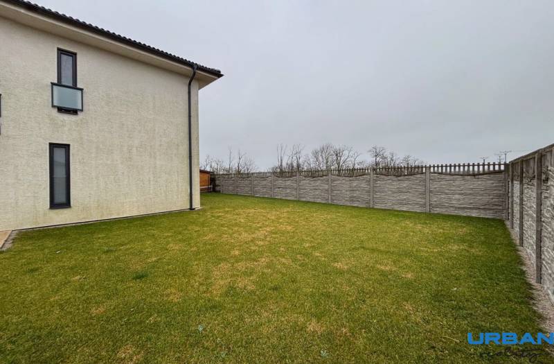 Zahrada u domu s travnatou plochou a oplocením v Kráľoviankách.