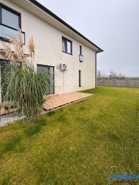 Exteriér 3-pokojového bytu na ulici Kráľovianky v Kráľoviankách se zahradou a trávníkem.