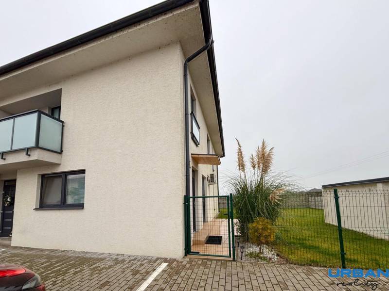 Exteriér 3-pokojového bytu na ulici Kráľovianky ve městě Kráľovianky, u vchodu rostliny a trávník.