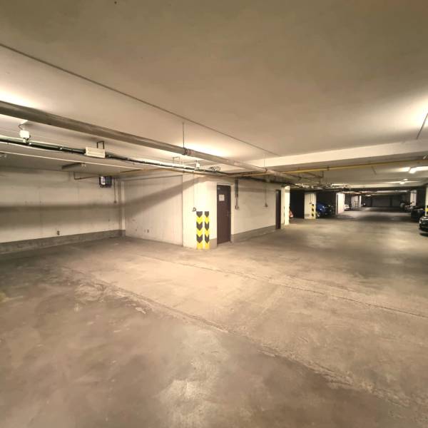 Parkovací garáže s betonovou podlahou a osvětlením, Malacky, Malé náměstí.