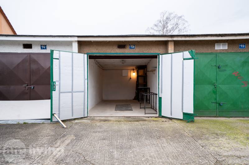 Otevřená garáž na Inovecké ulici v Trenčíně s vnitřním osvětlením a poličkami.