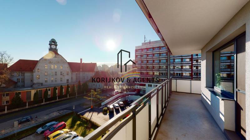 Balkon 2-pokojového bytu s výhledem na historickou budovu v Košicích na Strojárenské ulici.