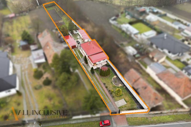 Rodinný dům v Černém Brodě s upraveným dvorem a zahradou na prostorném pozemku.