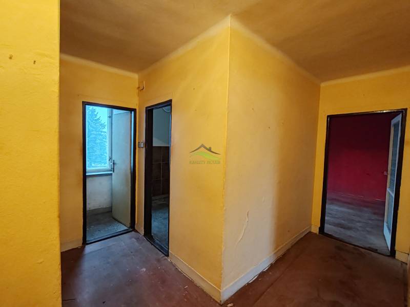 Chodba se třemi místnostmi v 2-pokojovém bytě s podlahou s dřevěným dekorem.