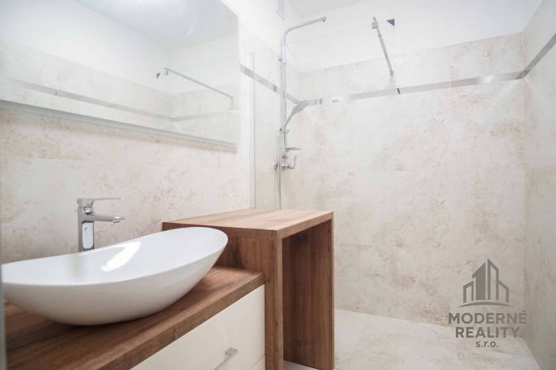 Koupelna s umyvadlem a dřevěným dekorem, Rodinný dům.