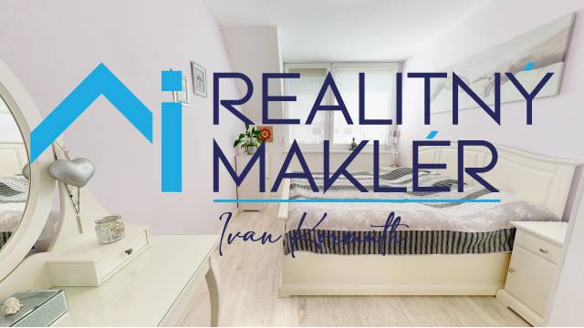 Ložnice v rodinném domě s dekorem dřevěné podlahy a světlým nábytkem.